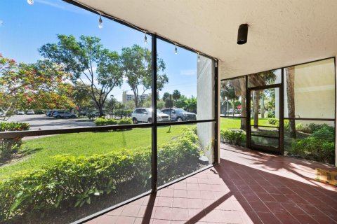 Condo in Weston, Florida, 2 bedrooms № 2186500 - photo 24