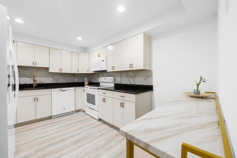 Condo in Weston, Florida, 2 bedrooms № 2186500 - photo 8