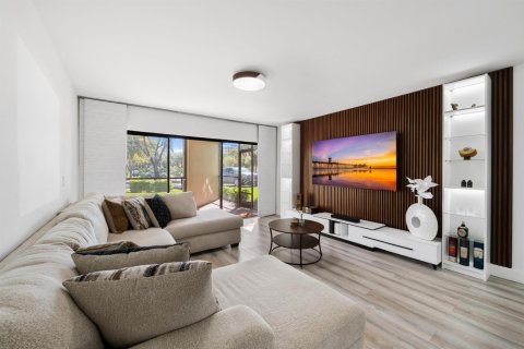 Condo in Weston, Florida, 2 bedrooms № 2186500 - photo 2