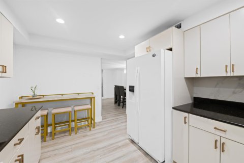 Condo in Weston, Florida, 2 bedrooms № 2186500 - photo 6