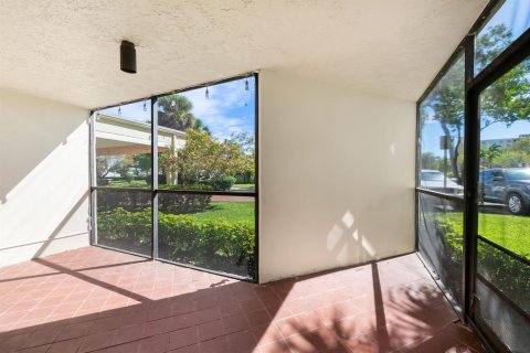 Condo in Weston, Florida, 2 bedrooms № 2186500 - photo 25