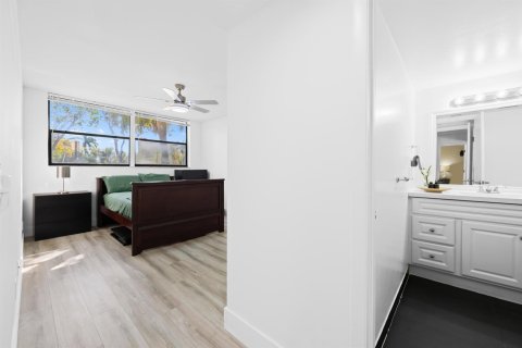 Condo in Weston, Florida, 2 bedrooms № 2186500 - photo 16