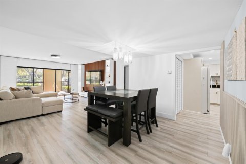 Condo in Weston, Florida, 2 bedrooms № 2186500 - photo 4
