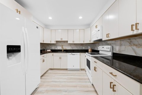 Condo in Weston, Florida, 2 bedrooms № 2186500 - photo 9