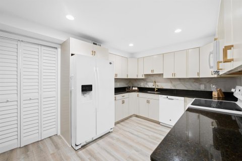 Condo in Weston, Florida, 2 bedrooms № 2186500 - photo 7
