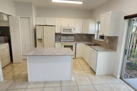 Снять в аренду таунхаус в Хомстед, Флорида 2 спальни, 108.32м2, № 1986134 - фото 7
