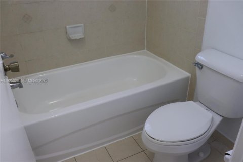 Снять в аренду таунхаус в Хомстед, Флорида 2 спальни, 108.32м2, № 1986134 - фото 16