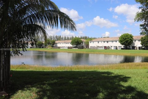 Снять в аренду таунхаус в Хомстед, Флорида 2 спальни, 108.32м2, № 1986134 - фото 23