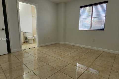Снять в аренду таунхаус в Хомстед, Флорида 2 спальни, 108.32м2, № 1986134 - фото 18