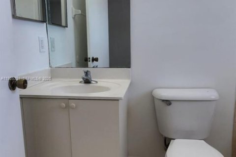 Снять в аренду таунхаус в Хомстед, Флорида 2 спальни, 108.32м2, № 1986134 - фото 20