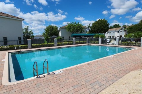 Снять в аренду таунхаус в Хомстед, Флорида 2 спальни, 108.32м2, № 1986134 - фото 5