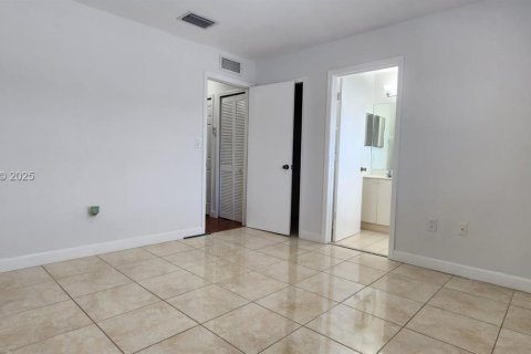 Снять в аренду таунхаус в Хомстед, Флорида 2 спальни, 108.32м2, № 1986134 - фото 3