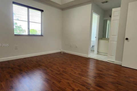 Снять в аренду таунхаус в Хомстед, Флорида 2 спальни, 108.32м2, № 1986134 - фото 2