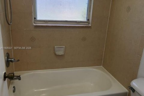 Снять в аренду таунхаус в Хомстед, Флорида 2 спальни, 108.32м2, № 1986134 - фото 15