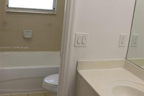 Снять в аренду таунхаус в Хомстед, Флорида 2 спальни, 108.32м2, № 1986134 - фото 14