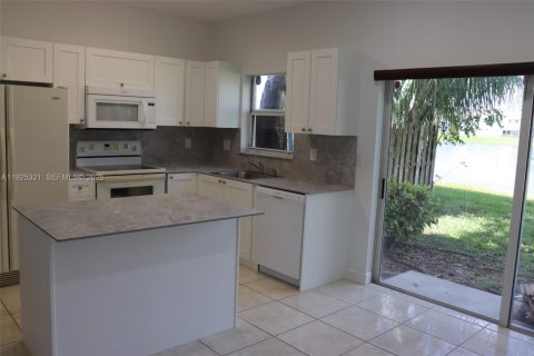Снять в аренду таунхаус в Хомстед, Флорида 2 спальни, 108.32м2, № 1986134 - фото 6