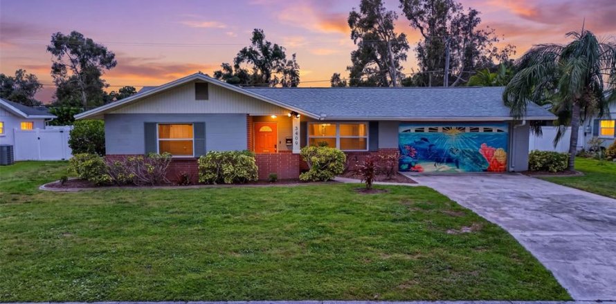 House in Bradenton, Florida 3 bedrooms, 152.73 sq.m. № 2314472
