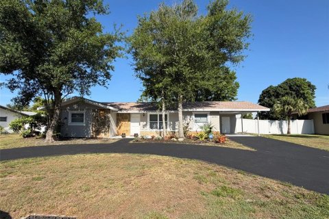 House in Punta Gorda, Florida 3 bedrooms, 124.77 sq.m. № 2229312