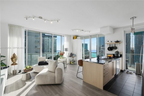 Снять в аренду кондоминиум в Майами, Флорида 2 спальни, 102.84м2, № 2017963 - фото 2