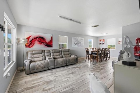 House in Polk City, Florida 3 bedrooms, 169.83 sq.m. № 2224383 - photo 3