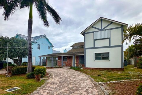 Casa en venta en Lighthouse Point, Florida, 5 dormitorios, 272.58 m2 № 1938359 - foto 3