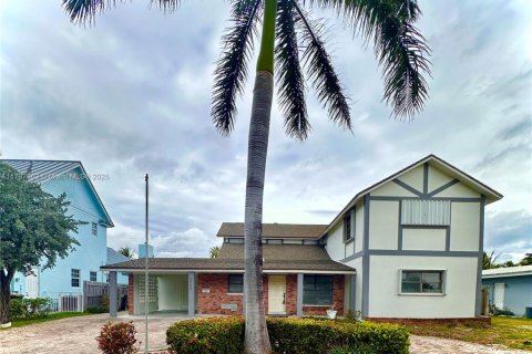 Villa ou maison à vendre à Lighthouse Point, Floride: 5 chambres, 272.58 m2 № 1938359 - photo 1