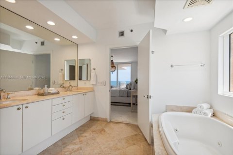 Condo in Key Biscayne, Florida, 3 bedrooms  № 2001474 - photo 9