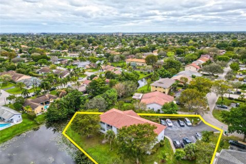 Commercial property in Coral Springs, Florida № 1020097 - photo 1