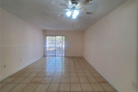 Condominio en alquiler en Miami, Florida, 1 dormitorio, 65.03 m2 № 2016890 - foto 15