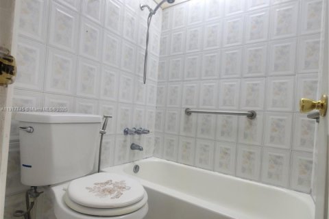 Condominio en alquiler en Miami, Florida, 1 dormitorio, 65.03 m2 № 2016890 - foto 14