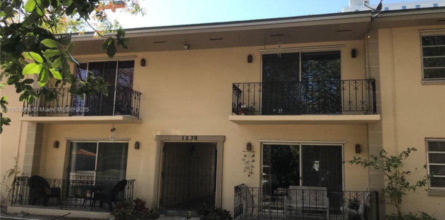 Condo in Coral Gables, Florida, 3 bedrooms  № 1871876