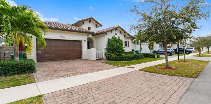 Casa en Miami, Florida 4 dormitorios, 242.66 m2 № 2001603