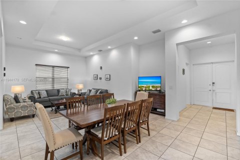 Casa en venta en Miami, Florida, 4 dormitorios, 242.66 m2 № 2001603 - foto 4