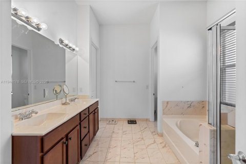 Casa en venta en Miami, Florida, 4 dormitorios, 242.66 m2 № 2001603 - foto 19