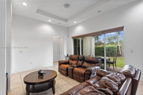 Casa en venta en Miami, Florida, 4 dormitorios, 242.66 m2 № 2001603 - foto 7