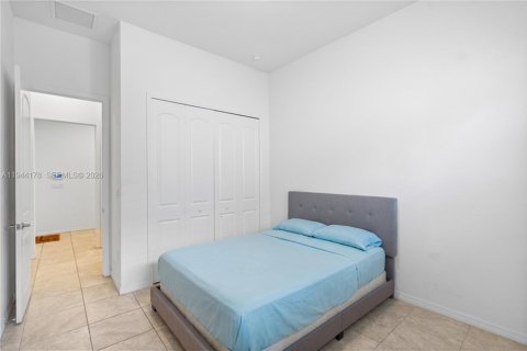 Casa en venta en Miami, Florida, 4 dormitorios, 242.66 m2 № 2001603 - foto 22