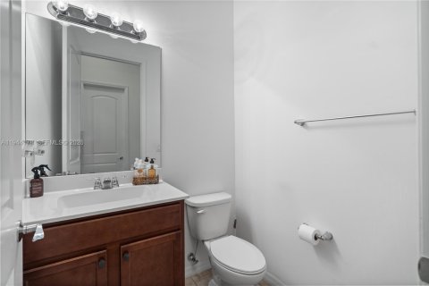 Casa en venta en Miami, Florida, 4 dormitorios, 242.66 m2 № 2001603 - foto 26