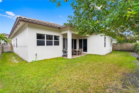 Casa en venta en Miami, Florida, 4 dormitorios, 242.66 m2 № 2001603 - foto 30