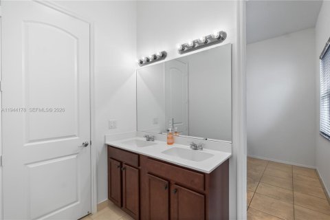 Casa en venta en Miami, Florida, 4 dormitorios, 242.66 m2 № 2001603 - foto 24