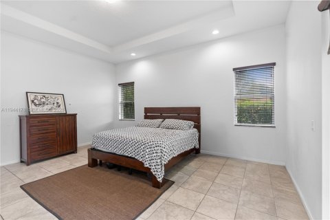 Casa en venta en Miami, Florida, 4 dormitorios, 242.66 m2 № 2001603 - foto 15