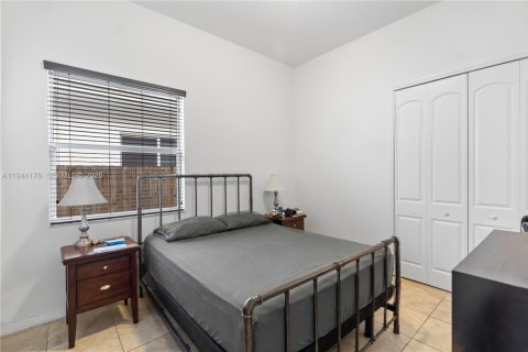 Casa en venta en Miami, Florida, 4 dormitorios, 242.66 m2 № 2001603 - foto 27