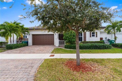 Casa en venta en Miami, Florida, 4 dormitorios, 242.66 m2 № 2001603 - foto 3