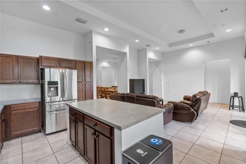 Casa en venta en Miami, Florida, 4 dormitorios, 242.66 m2 № 2001603 - foto 12