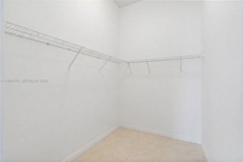 Casa en venta en Miami, Florida, 4 dormitorios, 242.66 m2 № 2001603 - foto 18