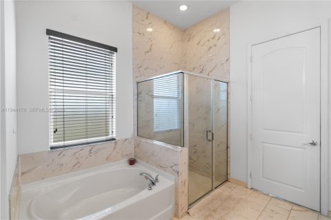 Casa en venta en Miami, Florida, 4 dormitorios, 242.66 m2 № 2001603 - foto 20