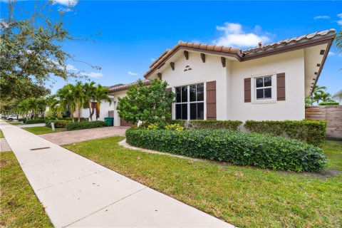 Casa en venta en Miami, Florida, 4 dormitorios, 242.66 m2 № 2001603 - foto 2