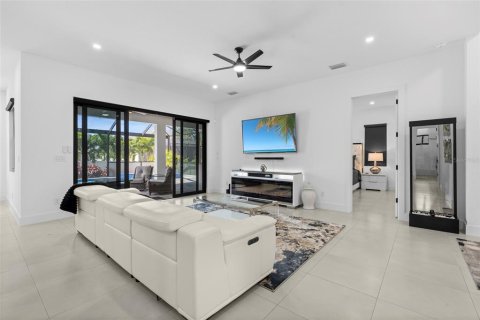 House in Cape Coral, Florida 4 bedrooms, 210.7 sq.m. № 1637607 - photo 9
