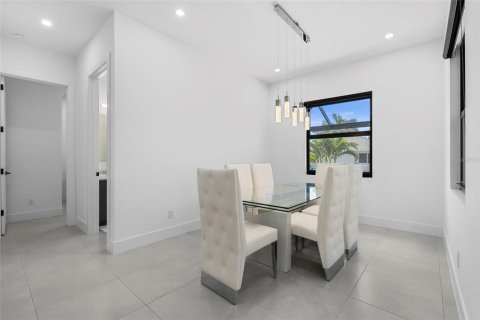 House in Cape Coral, Florida 4 bedrooms, 210.7 sq.m. № 1637607 - photo 13