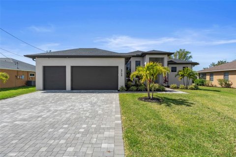 House in Cape Coral, Florida 4 bedrooms, 210.7 sq.m. № 1637607 - photo 1