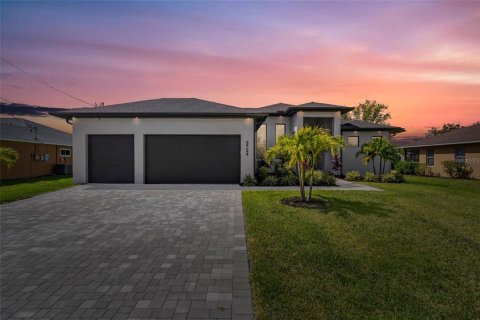 House in Cape Coral, Florida 4 bedrooms, 210.7 sq.m. № 1637607 - photo 3